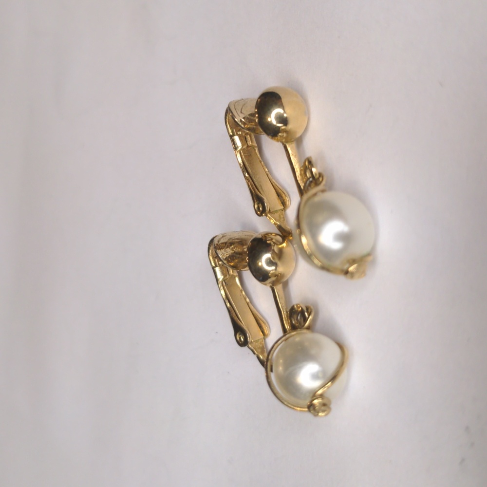Vintage 70s Sarah Coventry Faux Pearl Earrings Dangle Petite Clip-On Gold Tone